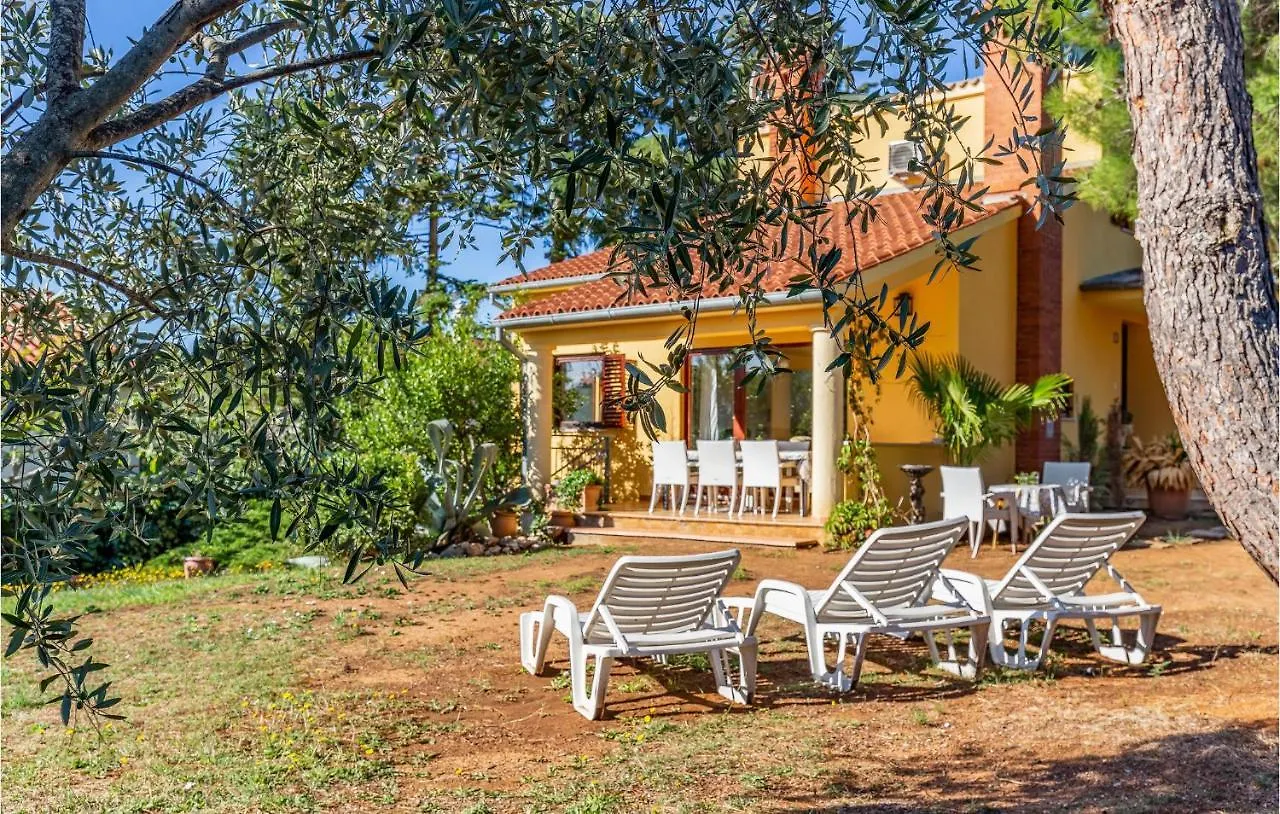 Beautiful Home In Pomer With Wifi